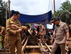 Bupati Muaro Jambi Melihat Progres Pengerjaan Jembatan Sungai Kandang