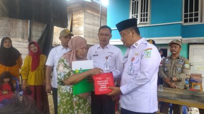 Sekda Kota Jambi Serahkan Bantuan Korban Kebakaran