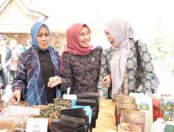 Ketua TP PKK Kabupaten Muaro Jambi Hadiri Pameran ‘Sehari Bersama Jambi’ di Mall Sarinah Thamrin Jakarta.