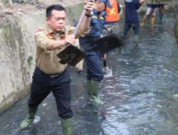 Tidak Menonton,  Al Haris Turun Langsung Bersihkan Drainase Di Kota Jambi