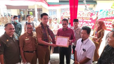 PJ Bupati Muaro Jambi Berikan Ratusan Sertifikat Hak Atas Tanah Kepada UMKM