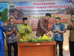 Pj Bupati Muaro Jambi Serahkan Sertifikat Gratis Untuk Rakyat
