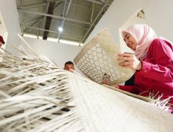 Faradillah Zahara Bachyuni Buka Pelatihan Anyaman