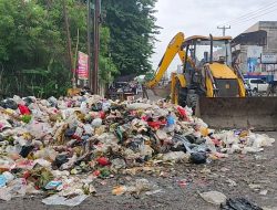 Satu Alat Berat Diterjunkan Bersihkan Sampah Kebon Kopi