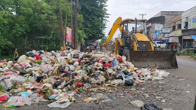 Satu Alat Berat Diterjunkan Bersihkan Sampah Kebon Kopi