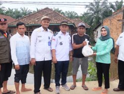 Ketua TP PKK Muaro Jambi Salurkan Bantuan Korban Banjir di Maro Sebo