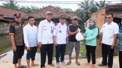 Ketua TP PKK Muaro Jambi Salurkan Bantuan Korban Banjir di Maro Sebo