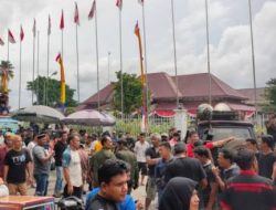 Ratusan Sopir Batu Bara Geruduk Rumah Dinas Gubernur