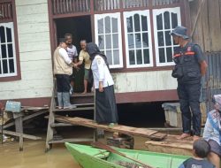 Pakai Perahu, Al Haris Tinjau Dan serahkan Bantuan Untuk Warga Sijenjang