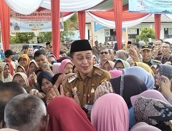 Buka Gebyar Ramadhan, Pj Bupati Diserbu Ibu Ibu Pembeli Cabai