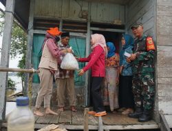 Ketua TP PKK Memberi Sembako Untuk Korban Banjir di Desa Kemingking Luar