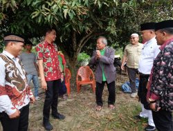 Penjabat Bupati Muaro Jambi Bachyuni Bersama Sekda Memberikan Bantuan Korban Kebakaran