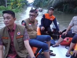 Pj Bupati Bachyuni Bersama Istri Tinjau Lansung Banjir di Pematang Jering