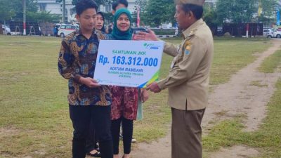 Diserahkan Wagub Sani, 5 Ahli Waris Terima Manfaat Program JKK dan Beasiswa