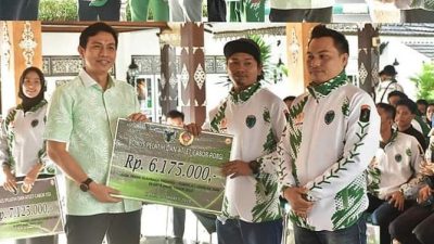 Bupati Fadhil Serahkan Bonus Atlet Berprestasi pada Porprov Jambi Ke-XXIII