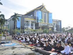 Pj Wali Kota Jambi Bersama Ribuan Warga Salat Idulfitri Di Lapangan Utama Balai Kota