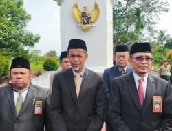 Sekda Azan Tabur Bunga di Makam Pahlawan Kabupaten Batanghari