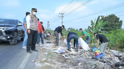 Sampah Jalinsum Aurduri 1 di Bersihkan