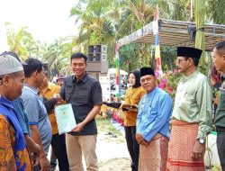Bupati Fadhil Arief Serahkan Sertifikat Retribusi Tanah Kegiatan Tahun 2023 di Desa Bungku