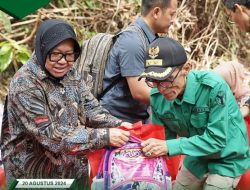 Wabup Bakhtiar Dampingi Mensos RI Salurkan Bansos Kepada Komunitas Adat Terpencil di Desa Hajran