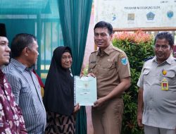 Bupati Batanghari Serahkan 58 Sertifikat Program PTSL di Desa Pematang Lima Suku