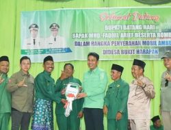 Bupati Fadhil Arief Serahkan 1 Unit Mobil Ambulance di Desa Bukit Harapan