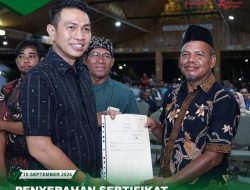 Bupati Fadhil Arief Serahkan 618 Persil Sertifikat PTSL untuk Warga Batanghari