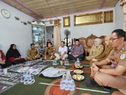 Pj Wali Kota Jambi, Ketua DPRD dan Plh. Ketua KPU Kota Jambi Serahkan Santunan Jaminan Kematian kepada Keluarga Ketua RT