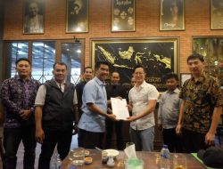 Pj Bupati Serahkan SK Calon Penerima Kegiatan Fasilitasi Pembangunan Kebun Masyarakat