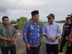 Pj Bupati Muaro Jambi Raden Najmi Tinjau Jalan Putus di Taman Rajo