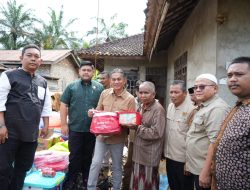 Wakil Bupati Muaro Jambi, Junaidi Mahir Serahkan Bantuan Korban Kebakaran Rumah