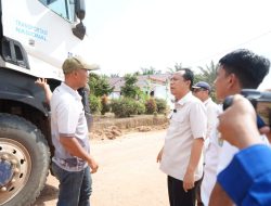 Bupati Muaro Jambi Bambang Bayu Suseno Tinjau Jalan Rusak Sungai Gelam