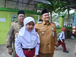 “Gerakan Ayah Teladan” : Wali Kota Maulana Tunjukkan Peran Ayah di Hari Pertama Sekolah