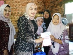 PKK Kabupaten Muaro Jambi Serahkan bantuan sembako dan susu untuk keluarga miskin ekstrem dan ibu hamil di Kec. Maro Sebo