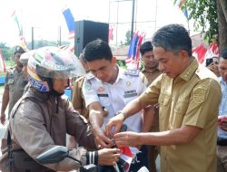 Peringati Hari Kemerdekaan, Junaidi Mahir Bagi-Bagi Bendera