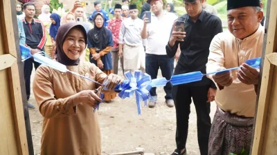 Hesti Haris Serahkan Kursi Roda dan Pantau Terapi Warga Muaro Jambi