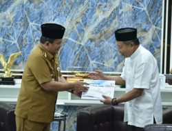 Wali Kota Maulana Serahkan Bantuan Operasional untuk Tempat Ibadah di Kota Jambi