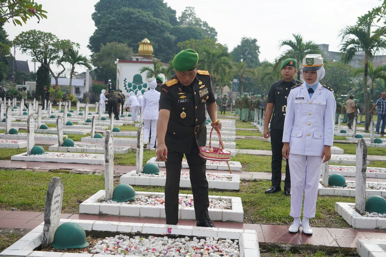 Korem 042/Gapu Gelar Ziarah Hari Juang TNI AD ke-80 di TMP Satria Bhakti