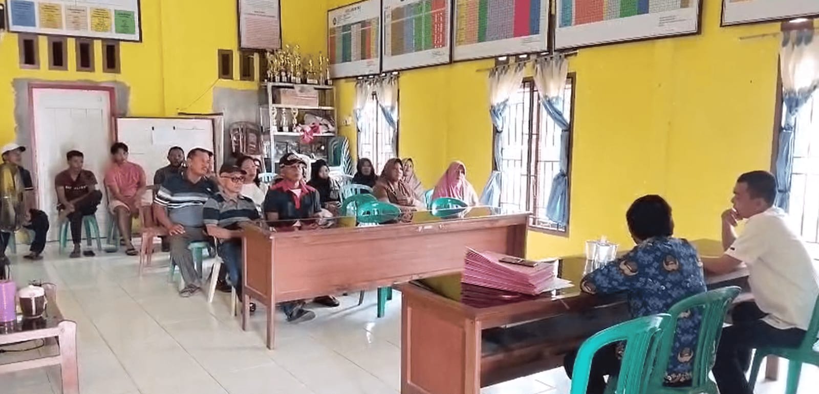 Kantah Tanjung Jabung Barat Serahkan Sertipikat PTSL di Pelabuhan Dagang