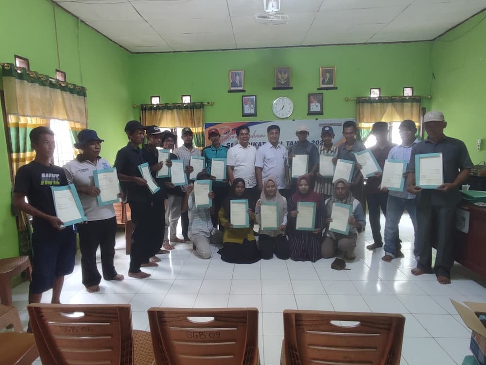 Legalitas Tanah Diperkuat, Warga Sungai Gebar Barat Terima Sertipikat PTSL Tahun 2025