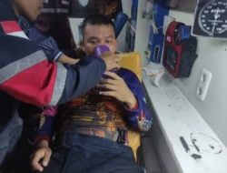 Dua Petugas Damkar Kota Jambi Cedera Saat Memadamkan Kebakaran