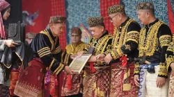 Al Haris Dianugerahi Gelar Adat Kehormatan pada Kenduri Sko Enam Luhah