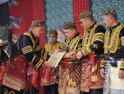 Al Haris Dianugerahi Gelar Adat Kehormatan pada Kenduri Sko Enam Luhah