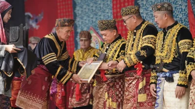 Al Haris Dianugerahi Gelar Adat Kehormatan pada Kenduri Sko Enam Luhah