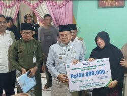 Maulana Serahkan Santunan Rp156 Juta untuk Keluarga Ketua RT Talang Jauh yang Wafat